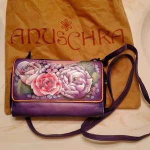 NWOT Anuschka crossbody wallet bag with seemingly unlimited storage